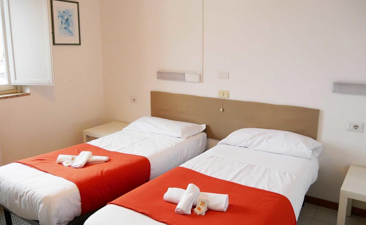 Ave Gratia Plena Hostel Salerno Ngoại thất bức ảnh