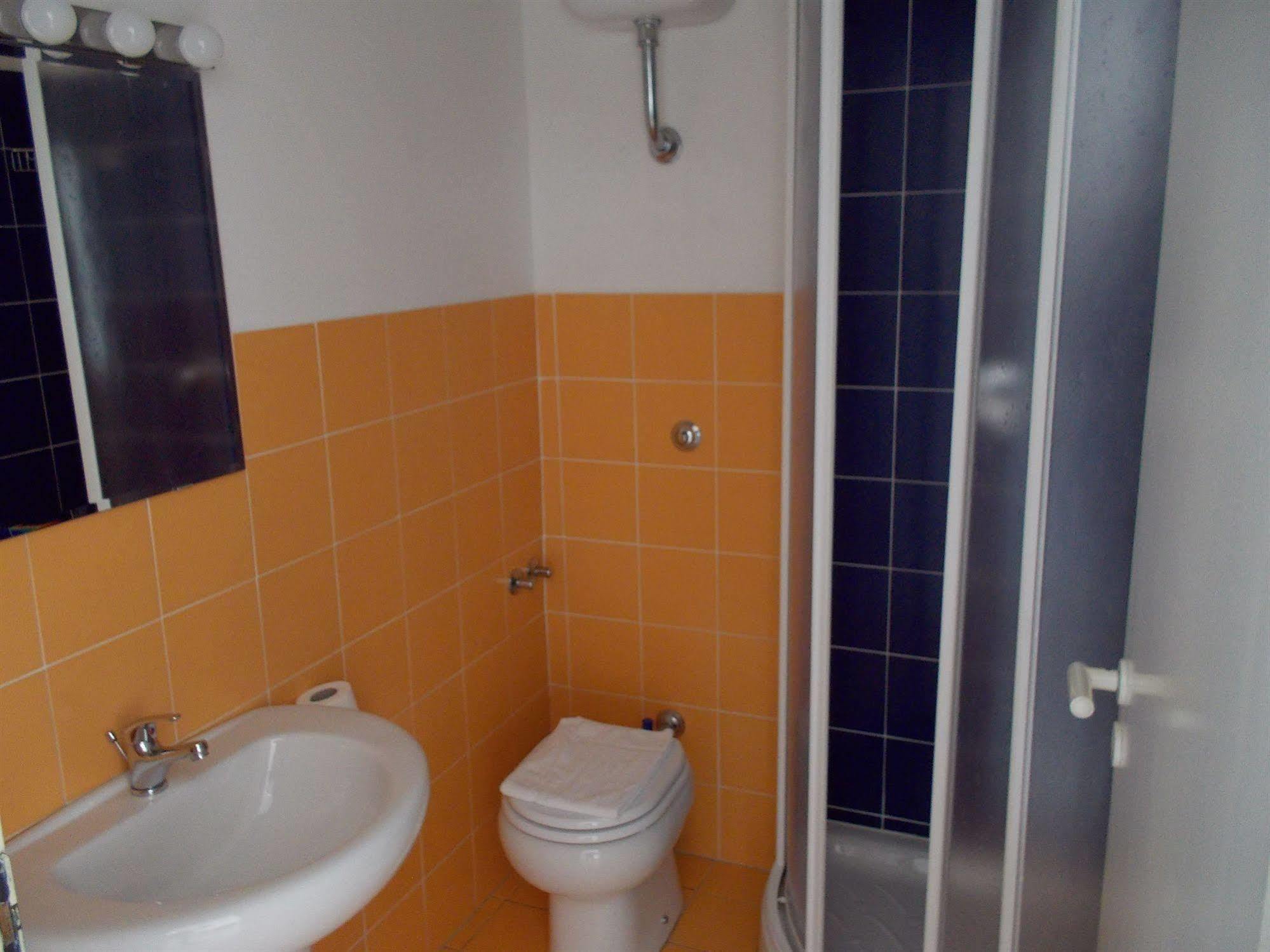 Ave Gratia Plena Hostel Salerno Ngoại thất bức ảnh